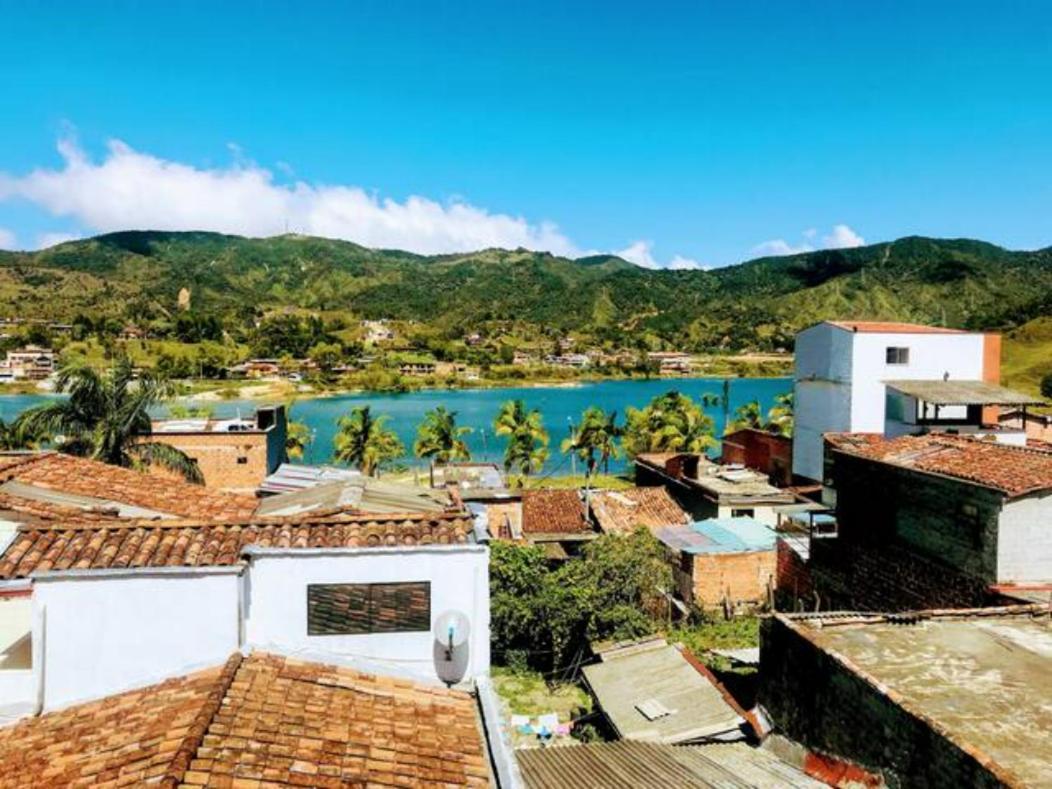 Aptos Vista Al Embalse, Frente Al Lago, Restaurantes, Bares Guatape Ngoại thất bức ảnh